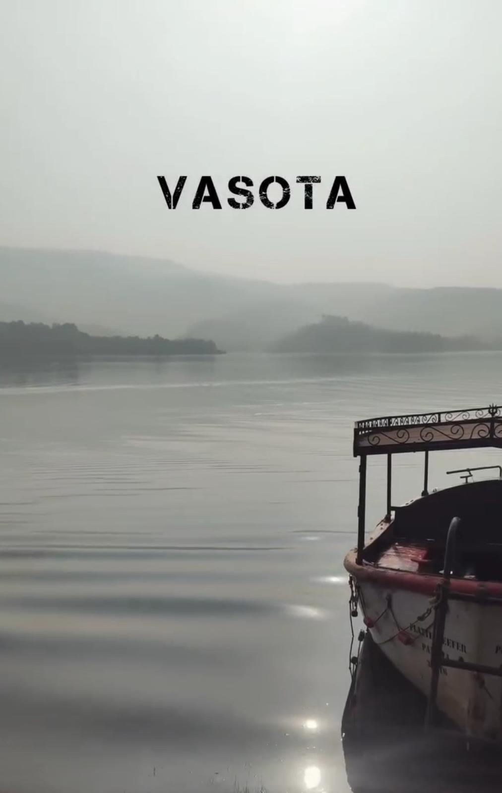 Trekkers seated in the launch boat leaving Bamnoli for Vasota
