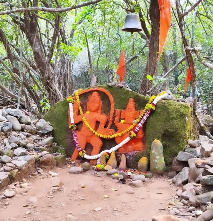 Fort top — Vasota summit ruins, Vasota Fort trek from Bamnoli